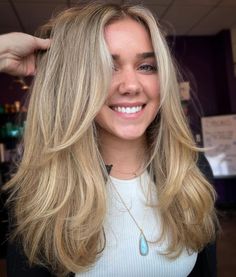 Cute Two-Tier Face-Framing Layers Haircuts For Long Layers, Face Framing Hair, Haircut Selfie, Undone Hair, Photo Hijab, Medium Haircut, Layered Curly Hair, Cute Hairstyle, Dirty Blonde Hair