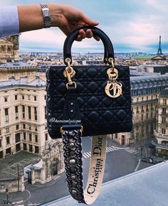 Shared by ||✨|_ⒽⓉ_|✨||. Find images and videos about fashion, beautiful and black on We Heart It - the app to get lost in what you love. Τσάντες Louis Vuitton, Dream Handbags, Tas Louis Vuitton, Luxe Handbags, Luxurious Bags, Chanel Cruise, Jordan Outfits, Chanel Tote