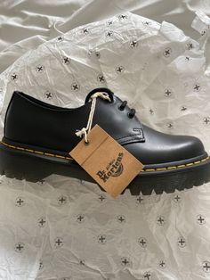 School Shoes Black Aesthetic, Coquette Doc Martens Outfit, Flat Doc Martens, Doc Martens School Shoes, 1461 Doc Martens Outfit, Aesthetic School Shoes, Shoes Downtown Girl, Doc 1461, Low Top Docs