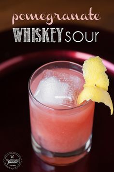 a drink with a yellow flower on the top and ice in the middle, sitting on a red plate