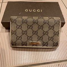 Classy Brown Monogram Canvas And White Leather Piping On This Gucci Wallet! 100% Authentic! Shows Some Love And Wear On The Corners And Piping, As Shown In Pics, But Plenty Of Life Left. No Box. Gucci Wallet, Gucci Bags, Monogram Canvas, White Leather, Gucci Bag, Piping, Bag Lady, Monogram, Gucci