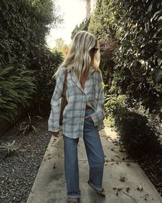 Casual Fall Outfits With Leggings, Fall Outdoor Outfits Women, Casual Summer Dinner Outfit, Casual Fall Outfits For Men, How To Style A Flannel Shirt, Date Night Outfits Women, Casual Summer Dinner, Fall Capsule Wardrobe Casual, Minimalist Fall Outfits