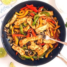 A pan with halloumi fajitas. Cucumber Wraps, Chicken Fajita Tacos, Chicken Pomodoro, Pomodoro Recipe, Vegetarian Fajitas, Easy Thanksgiving Turkey, Wraps Recipes Easy, Fajita Tacos, Fajita Bowls