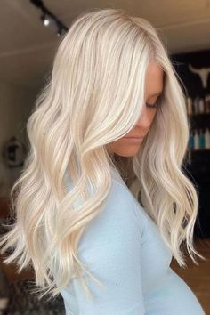 Este tono rubio cremoso aporta profundidad y dimensión al cabello. Es mi tono de rubio favorito porque tiene un aspecto muy suave y favorece a todos los tonos de piel. // Crédito de la foto: instagram @jessica_summitsalons Platinum Blonde Hair Color, Cool Blonde Hair, Dyed Blonde Hair, Light Blonde Hair