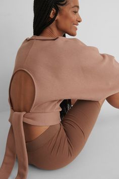 Unique Tops, Open Back Sweater, Hoodie Diy, Simple Fall Outfits, Female Clothing, Long Balloons, Yoga Fashion, Clothing Design