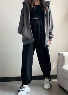 Woman Loose Pants, Cute Simple Black Outfits, Loss Pants Outfit, Big Lower Body Outfit, Loose On Loose Outfit, Cute Outfits Black Sweatpants, Outfit For Black Pants, Black Oversized Pants Outfit, Black Straight Sweatpants Outfit