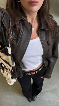 Autumn fit 🍁 brown leather jacket, white top, black pants, brown belt, brown shoulder bah with beige fur