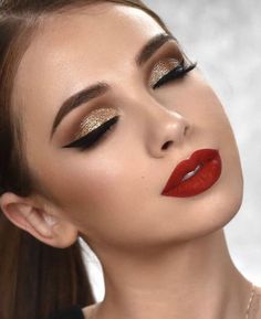 Denitslava Makeup, Gold Glitter Eyeshadow, Red Lips Makeup Look, Make Up Gold, Gold Makeup Looks, Makeup Gold, Beauty Tutorial, Makeup Sephora, Gold Eye Makeup