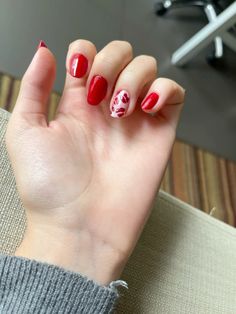 Unha vermelha com detalhes de beijo Curly Hair Photos, Just Girl Things, Red Nails, Simple Nails, Glow Up?, Stylish Nails, Beautiful Nails, Nails Inspiration, Nail Inspo