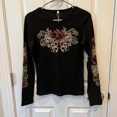 Black Ribbed Long Sleeve T. Rose “Tattoo-Like” Design On Front And Down The Sleeves. Fitted. New With Tags Grunge Long Sleeve, Graphic Long Sleeve Shirts, Patagonia Long Sleeve, Fashion Bible, Oversized Style, Virtual Closet, Really Cute Outfits, Rose Tattoo, Printed Sleeves