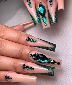 Emerald Acrylic Nail Designs, Green Nails Stiletto, Strass Nails, Saint Patrick Nail, Stilleto Nails Designs, Emerald Nails, Stiletto Nail Art, Red Acrylic Nails