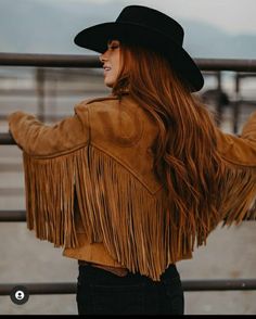 Outfits Gorditas, Cowgirl Pictures, Urban Cowgirl, Classy Cowgirl, Leather Jacket Style, Cowgirl Outfits, Cowgirl Style