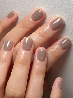 dark beige short nails Shellac Nails Beige, Beige Nail Colors, Fall Nails Taupe, Beige Shellac Nails, Creamy Beige Nails, Short Business Nails, Taupe Dip Nails, Neutral Fall Nails 2024