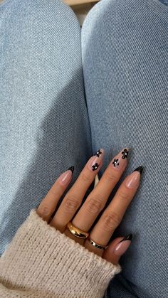 Nails Biab Almond, Simple Flower Nails Coffin, Classic Black Nails Ideas, Cute Black Tip Nails, Black And Gold Flower Nails, Designed Nails Art, Simple Nail Designs Round, White And Black Tip Nails, Simple Nail Art Almond Nails