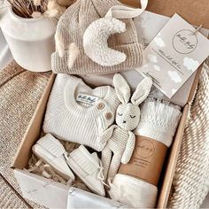 baby shower gift basket Newborn Gift Boxes, Baby Shower Gift Box, Baby Shower Baskets, Sweet Nursery, Neutral Baby Gifts, Gender Neutral Baby Gifts, Cadeau Baby Shower, Diy Bebe