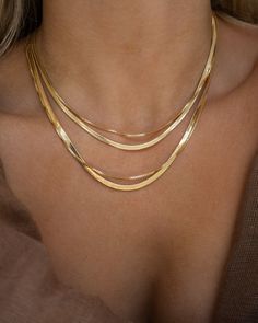 Gold Neckles, Gold Herringbone Chain, Sport Clothing, Layering Necklaces, Herringbone Necklace, Spring Wear, Luxury Wear, Dresses Modest, Jeans Tops