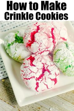 how to make crinkle cookies on a plate with text overlay that reads, how to make crinkle cookies