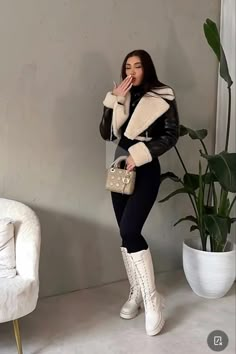 Buchifresa Outfits Winter, Winter Outfits Buchi Fresa, Glam Winter Outfits, Winter Clubbing Outfit Cold Weather, Beige Boot Outfit, Outfits Invierno Buchifresa, Buchifresa Outfits Invierno, Fall Buchi Fresa Outfits, Outfit Frio Mujer