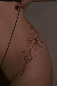 the back of a woman's stomach with leaves on it and stars in the sky