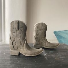 Cowboy Boot Sculpture, Cowboy Boot Ceramic Vase, Cowboy Boot Pottery, Air Dry Clay Cowboy Boot, Pottery Cowboy Boot, Cowboy Boot Ceramic, Western Ceramic Ideas, Western Clay Projects, Ceramic Cowboy Boot