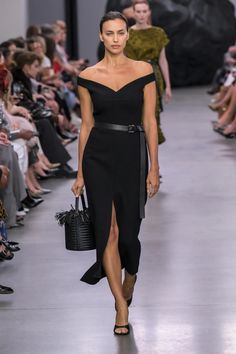 Michael Kors Spring 2025 Ready-to-Wear Runway, Fashion Show & Collection Review [PHOTOS] Ready To Wear 2024, Modern Cinderella, Show Collection, All Black Outfit, September 2024, Fashion Show Collection, Black Outfit