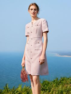 -Skin-friendly and soft   -Vintage and versatile   -A-line fit    The Tweed dress features a delicate V-neck design that accentuates the neckline when paired with a necklace. Its A-waist version creates a romantic silhouette, while the combination of light pink and gold metal buttons adds a touch of retro and contemporary flair, blending vintage and fashion elements.   Light Pink Waist-Skimming Dress GoodsNo: 1B4R4K5K0  • Fit Type: Fit • Elastic: Non-elastic • Thickness: Moderate MATERIALS & CAR Women Business Casual Summer, Classic Chic Outfits, Gamine Outfits, Romantic Silhouette, Tweed Mini Dress, Elegant Casual Dress, Elegant Attire, Current Styles, Tweed Dress