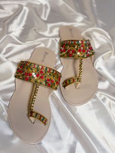 Kolhapuri juti, also known as Kolhapuri chappal, is a traditional South Asian footwear style originating from the Kolhapur region of Maharashtra. These chic sandals are handmade from leather and are known for their distinctive design, featuring intricate stitching and adorned with embellishments like beads and embroidery. Kolhapuri jutis are popular for their durability, comfort, and unique aesthetic, making them a favorite choice for both traditional and contemporary fashion statements. Kolhapuri Chappals Woman Style, Pakistani Chappal, Sandals Indian, Indian Sandals, Punjabi Jutti, Chic Sandals, Fashion Statements, South Asian, Contemporary Fashion