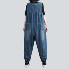 Make a statement with our 2023 Spring-Summer Collection of baggy. ripped. and laid-back style women's denim dungarees! Combining contemporary fashion and nostalgic grunge. these shorts reflect the perfect blend of rebellious elegance. Get ready to experience comfort. durability. and style with these denim shorts.Why They're Your Next Summer Staple Grunge Galore: Inspired by the iconic '90s grunge movement and featuring an edgy distressed pattern. these shorts exude an effortlessly cool attitude. Cool Attitude, Ripped Women, Denim Dungaree, Denim Dungarees, Classic American Style, Denim Patterns, Oversized Denim Jacket, Street Style Trends, Modern Trend