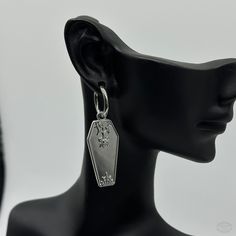 These COFFIN WEB HOOP EARRINGS are perfect for adding a spooky flair to any outfit. Made from durable stainless steel, these earrings won't fade or tarnish. Designed to be safe in water, the charm size is 32x14x2mm and they are unisex. Add a hint of the eerie to any look! Labret Jewelry, Jeans Chain, Gothic Jewellery, Earrings Gothic, Cartilage Jewelry, Industrial Jewelry, Bar Jewelry, Belly Jewelry, Chain Anklet