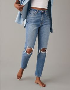 Ripped Mom Jeans Outfits, Country Jeans, Comfy Summer Outfits, Ripped Jeans Style, Blouse Ideas, Rip Mom, Mom Jeans Outfit, Ripped Mom Jeans, Fall Jeans