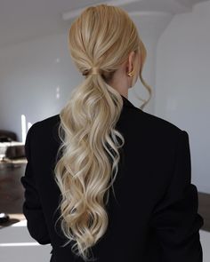 These 20 Cute Summer Hairstyles Will Be Everywhere This Season Low Pony With Bangs, Cowgirls Hairstyles, Wedding Ponytail Hairstyles, Wedding Ponytail, Blonde Ponytail, Wavy Ponytail, Fast Hairstyles, Medium Long Hair