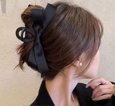 Add a touch of elegance to your hair with these 2Pcs Bow Claw Clips in black. These non-slip hair accessories are perfect for women who want to keep their hair in place without compromising on style. The clips are made of high-quality satin material and feature a beautiful bow accent that adds a pop of color to your hair. Elegance Hair, Headwear Fashion, Wholesale Hair Accessories, Retro Fashion Women, Hari Valentine, Hair Accessories Clips, Claw Hair Clips, Velvet Hair, Ribbon Hair Bows