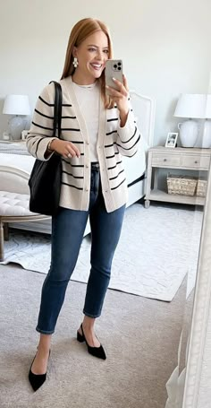 Jw Outfits Service Winter, Jeans Outfit Professional, Elevated Casual Outfit Spring, Outfit For Office Women, Women Outfits Work, Casual Office Outfits Women Jeans, Rainy Day Office Outfit, Blouse Outfit Ideas, Jeans Outfit Aesthetic