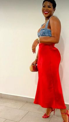 Skirt Heels Outfit, Red Satin Skirt, Satin Skirt Outfit, Denim Crop Top, Ciao Bella, Red Skirt, Looks Street Style, Summer Outfit Inspiration, Black Women Fashion