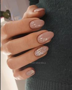 Bridesmaids Nails, Kutek Disney, Matte Nail, Oval Nails, Neutral Nails, Nail Art Ideas, Glitter Nail Art, Chic Nails, Short Acrylic Nails