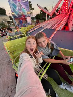 Roller Coaster Pictures Friends, Theme Park Friends Aesthetic, Ferris Wheel Pictures Friends, Best Friend Amusement Park Pictures, Friend Group Amusement Park, Fair Pics, Hopi Hari, Fair Photoshoot, Aesthetic Pose