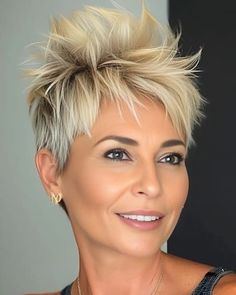 Instagram photo by Frechefrisuren • Jun 2, 2023 at 11:05 AM Lisa Rinna Haircut, Spiky Hairstyles, Short Hair Designs, Hair Today Gone Tomorrow, Short Silver Hair, Cute Short Haircuts, Lisa Rinna, Hair 2024