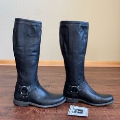 -Designer = Frye. -Size=6.5b. Trunk 58 -Color= Black. Rugged Vintage Leather.1 -Style= Riding Cowgirl Boots. Made In Mexico . -Heel Height =2.6cm -Height= Measured At Top Tip Of Boots To Bottom Tip Of Heel=39cm -Circumference = Measured At Topmost Part Of Shoes Starting From One One All Around To Same Point = Approximately 35.5cm -Circumference Measured Around Mid Shine Area Starting From One Point All Around To Same Point =30cm -Genuine And Authentic Or Your Money Back.0 Trunk 58 Frye Engineer Boots, Tall Combat Boots, Tan Leather Boots, Black Leather Riding Boots, Short Leather Boots, Mid Boots, Harness Boots, Slouched Boots, Leather Riding Boots