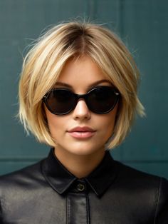 Short Bob Middle Part, Blonde Bob Hairstyles, Crop Hair, Edgy Short Hair, Short Layered Haircuts, Short Hair Balayage, Short Hair Color, Hair Color And Cut