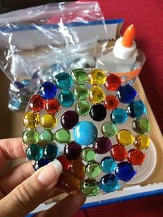 I'm always on the lookout for EASY craft projects to do, especially ones that can double as gifts. I came across these suncatchers in the ar... Suncatchers Diy, Wine Bottle Diy Crafts, Mason Jar Diy, Childrens Crafts, Mason Jar Crafts