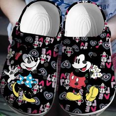 Love Alphabet Mickey And Minnie Mouse Black Clogs For Kids & Adults Disney Crocs, Minnie Mouse Cartoons, Crocs Ideas, Disney Duos, Crocs Slippers, Mickey And Minnie Love, Black Crocs, Shoes Crocs, Iconic Shoes