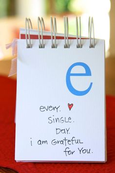 a small notepad with the words every single day i am grateful for you written on it