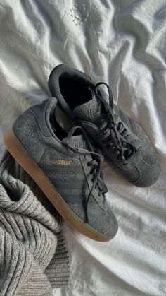 Adidas Gazelle Grey, October Moodboard, Adidas Gazelle Outfit, Basket Noir, Instagram Lifestyle, Grey Outfit, Adidas Outfit, Causual Outfits