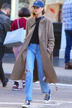 Kaia Gerber Outfits, Kaia Gerber Style, Minimalist Moda, Cap Fashion, Kaia Gerber, Plaid Coat, Cindy Crawford