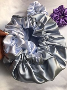 Satin Bonnet Natural Hair, Hair Care Business, Hair Washing Routine, White Bonnet, Diy Hair Scrunchies, Diy Hair Accessories Ribbon