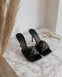 Quilted Shoes, Bottega Veneta Shoes, Fancy Shoes, Shoe Obsession, Luxury Shoes