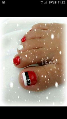 Santa Toe Nails, Christmas Toenails Designs Toe, Toenail Designs Christmas, Easy Christmas Toe Nail Designs, Toe Nail Christmas Designs