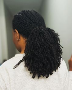 Rekyia ~ Just Call Me Ree | Who doesn’t like a fresh retie! How long does it take to retie your hair? Drop it in the comments. #sisterlocs #sisterlocstyles… | Instagram Natural Hair Sew In, Natural Braids, How To Grow Natural Hair, Natural Afro Hairstyles, Quick Weave Hairstyles, Dreadlock Extensions