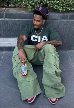 Green Cargo Pants Outfit Men, Cargo Pants Styling, Green Outfit Men, Green Cargo Pants Outfit, Outfit Inspo Streetwear, Cargo Pants Outfit Men, Vintage Rap Tees, Men's Summer Style, Cargo Pants Style