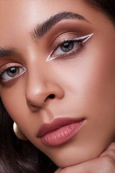 Grafik Eyeliner, Crazy Make Up, White Eyeliner Looks, Editorial Make-up, White Eye Makeup, White Eyeliner Makeup, Make Up Designs, Eyeliner Designs, Make Up Inspiration